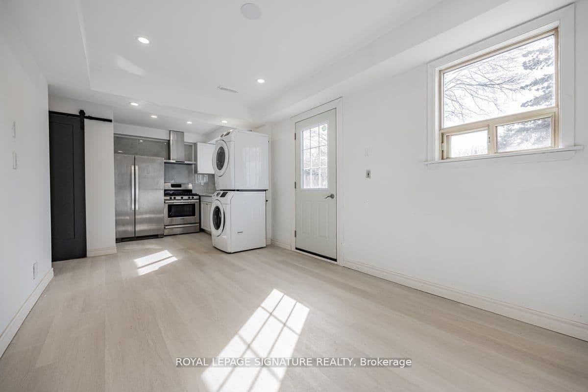 Unit B/Main 54 Tuscarora Drive, Toronto, ON M2H 2K3 - photo 2 of 14