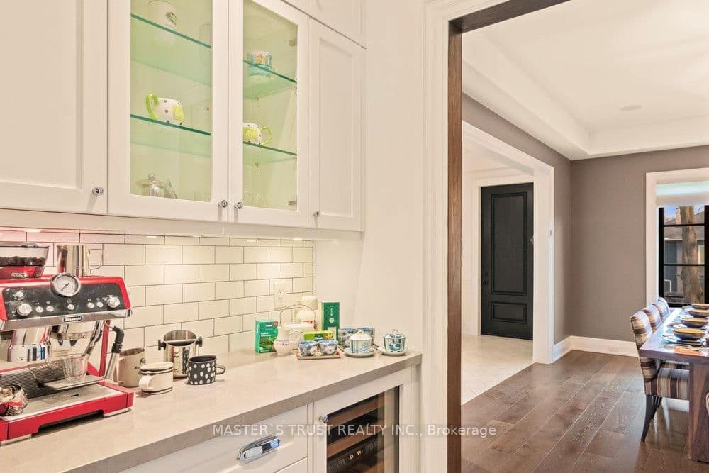 28 Forest Ridge Drive, Toronto, ON M6B 1H3 - photo 8 of 37