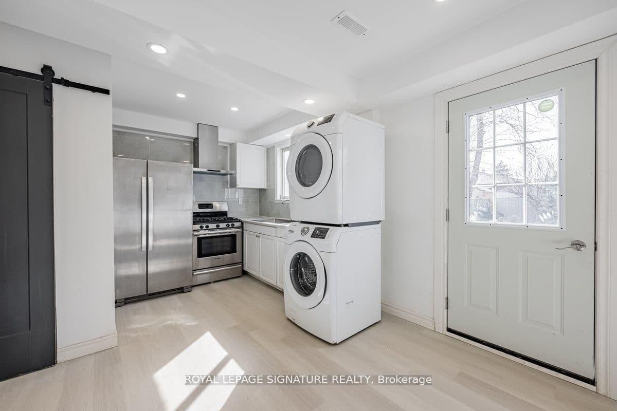 Unit B/Main 54 Tuscarora Drive, Toronto, ON M2H 2K3 - photo 4 of 14