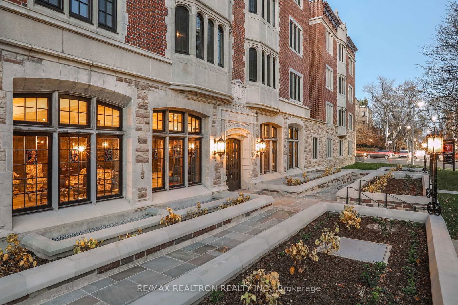 Unit 206 2 Clarendon Avenue, Toronto, ON M4V 1H9 - photo 18 of 29