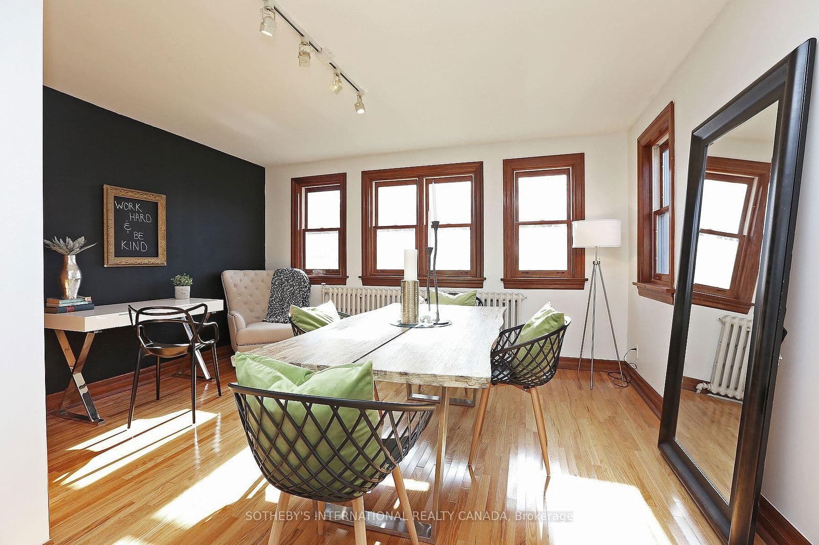 Unit Upper 19 Melgund Road, Toronto, ON M5R 1Z9 - photo 11 of 18