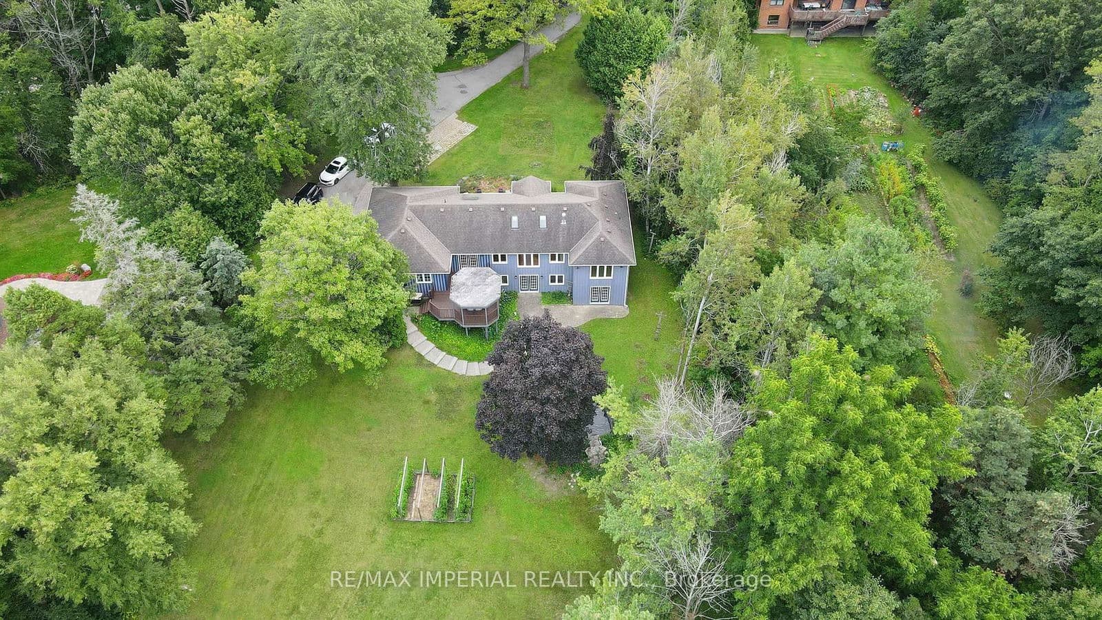 282 Ridge Road, Aurora, ON L4G 0M3 - photo 2 of 40