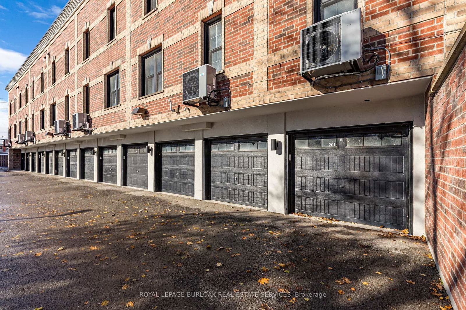 Unit 201 760 Lakeshore Road, Mississauga, ON L5E 1C7 - photo 7 of 35