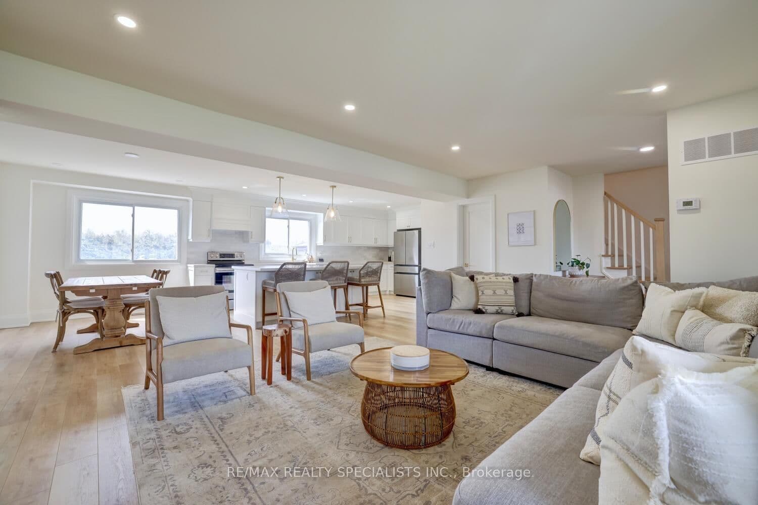 2368 Pyramid Crescent, Mississauga, ON L5K 1C9 - photo 10 of 42