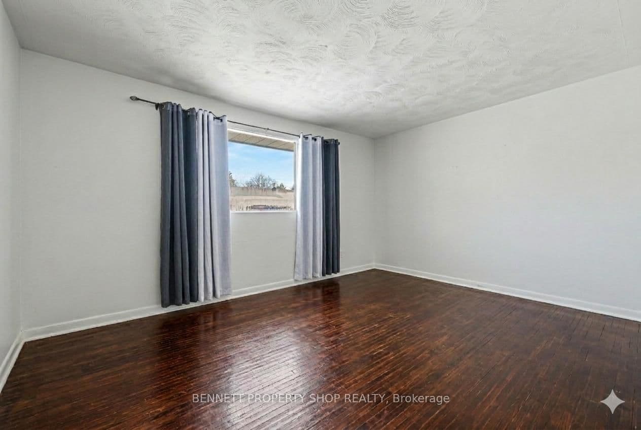 1112 Cobden Road, Ottawa, ON K2C 2Z2 - photo 3 of 18